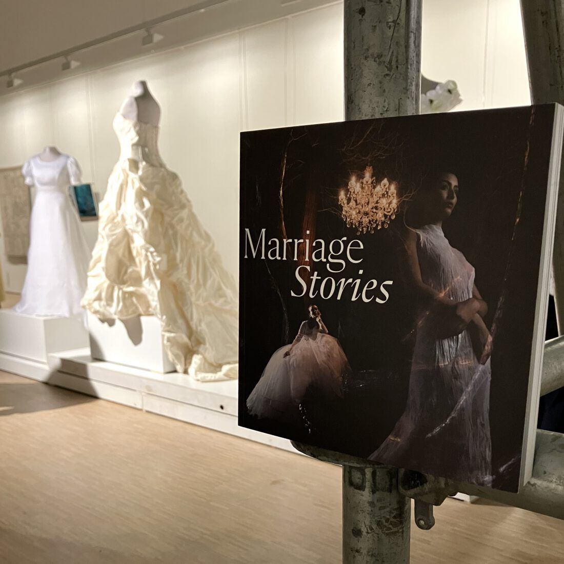 Kunst catalogen Marriage Stories met op de achtergrond trouwjurken bij Campo en Campo in Antwerpen