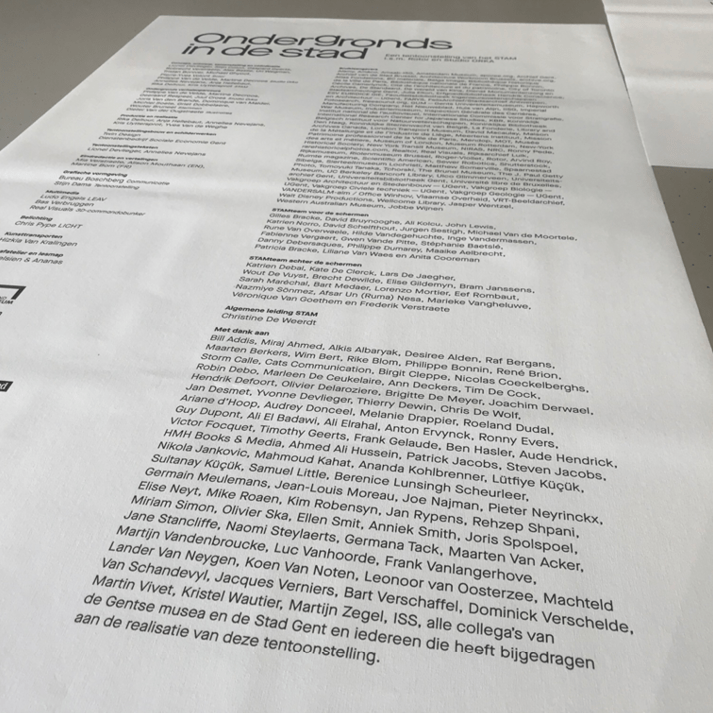 Expo STA.M Ondergronds in de Stad: geprint behang colofon tentoonstelling
